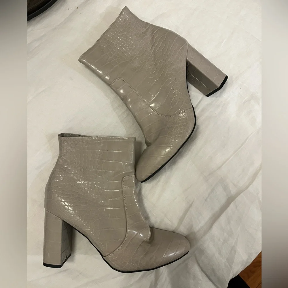 Grey Crocodile-Embossed heeled Ankle Boots size 9! Like new - Picture 1 of 8